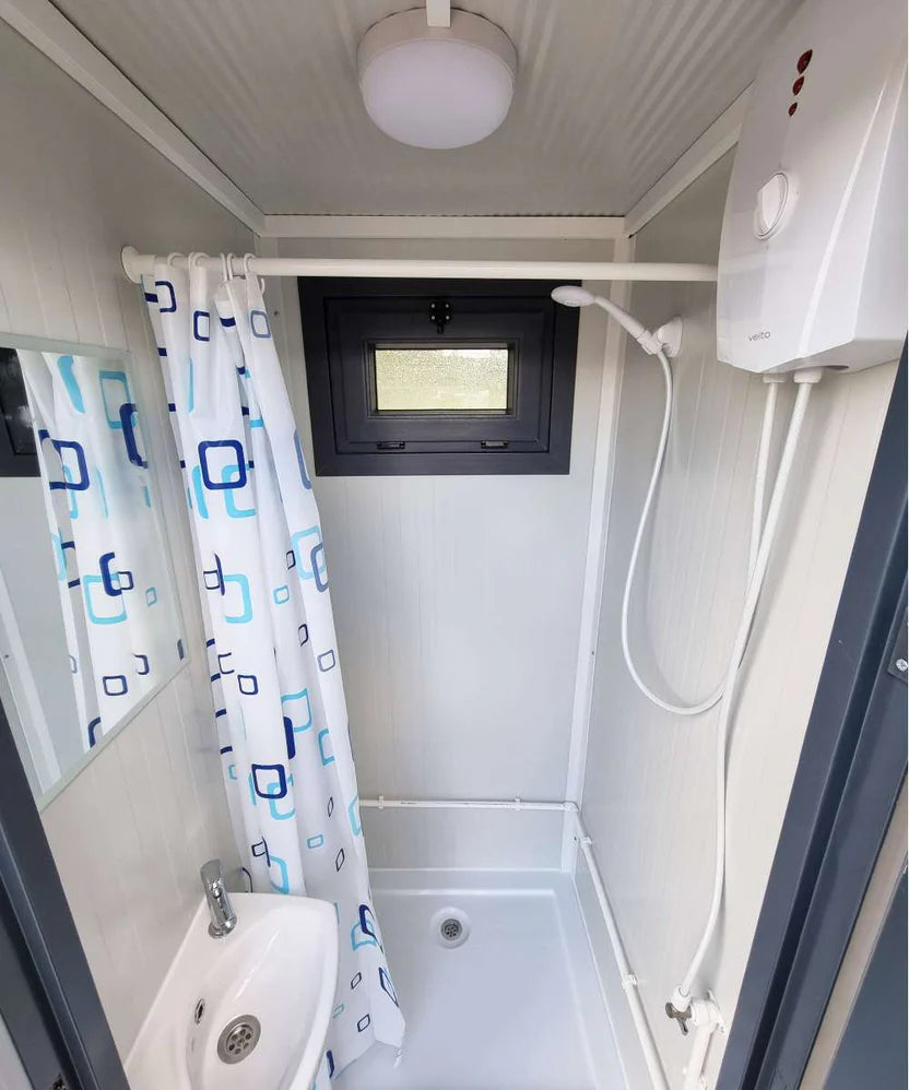 Sanitärcontainer mit Dusche, WC und Urinal