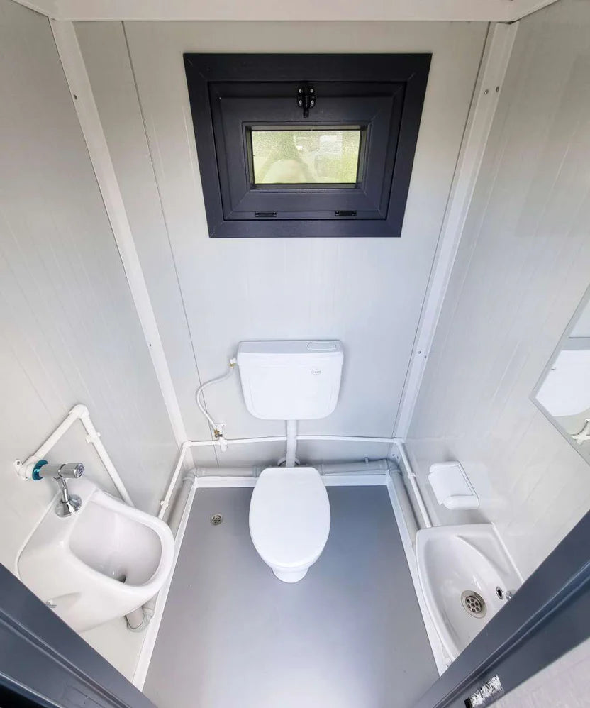SANITÄRCONTAINER 2,00 x 2,00 M MIT TOILETTE UND URINAR
